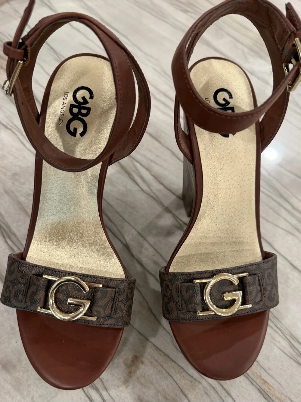 GBG Los Angeles by GUESS Selah Brown Logo Platform Heels Sandals Size 7.5